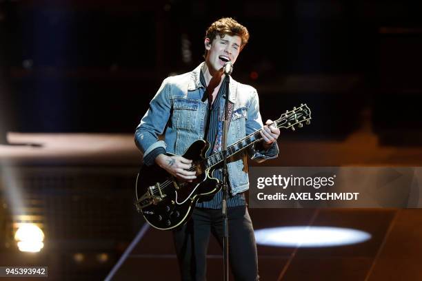 Canadian musican Shawn Mendes performs during the 2018 Echo Music Awards ceremony on April 12, 2018 in Berlin. / AFP PHOTO / AXEL SCHMIDT