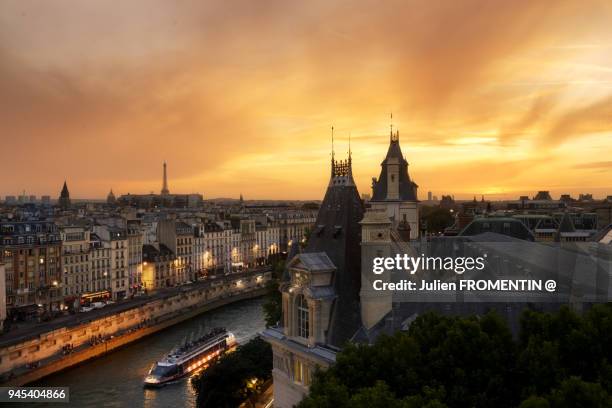 Quai Des Grands Augustins Paris StockFotos und Bilder Getty Images