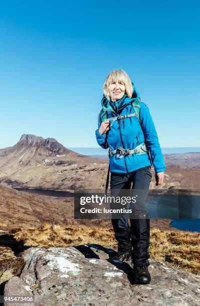 senior attivo, stac pollaidh, scozia - stac pollaidh foto e immagini stock