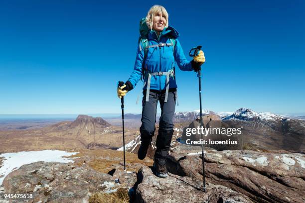 senior attivo, background stac pollaidh, scozia - stac pollaidh foto e immagini stock