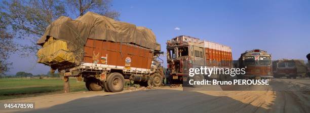 Grand Trunk Road est le nom anglais de la grande route transcontinentale qui traverse l'Inde d'Est en Ouest. Elle relie Amritsar au Penjab ?...