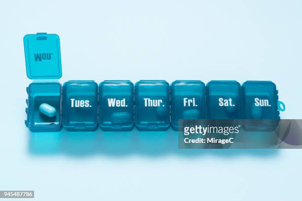 blue weekly pill box - pill blister fotografías e imágenes de stock