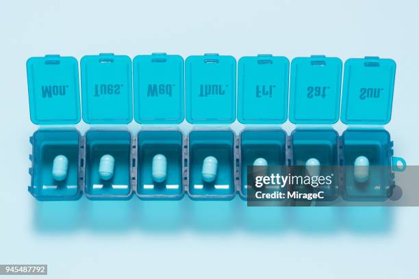 blue weekly pill box - week fotografías e imágenes de stock