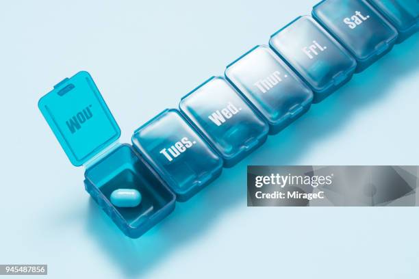 blue weekly pill box - contenitore organizer per pillole foto e immagini stock