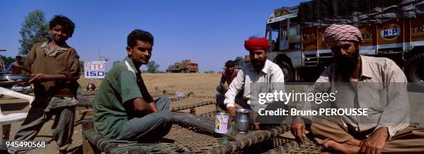 Grand Trunk Road est le nom anglais de la grande route transcontinentale qui traverse l'Inde d'Est en Ouest. Elle relie Amritsar au Penjab ?...