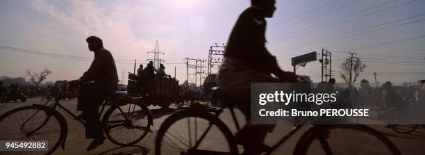 Grand Trunk Road est le nom anglais de la grande route transcontinentale qui traverse l'Inde d'Est en Ouest. Elle relie Amritsar au Penjab ?...