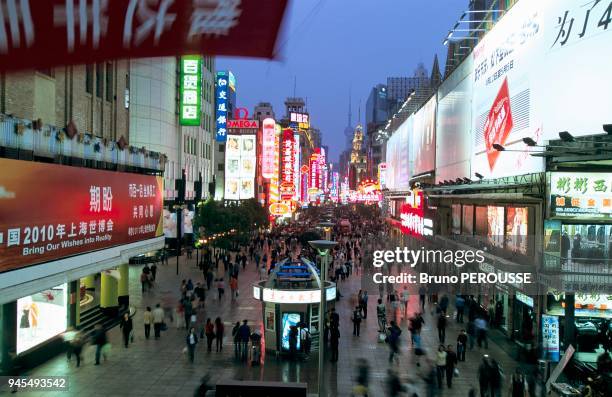 Main shopping street. Principale rue commercante.