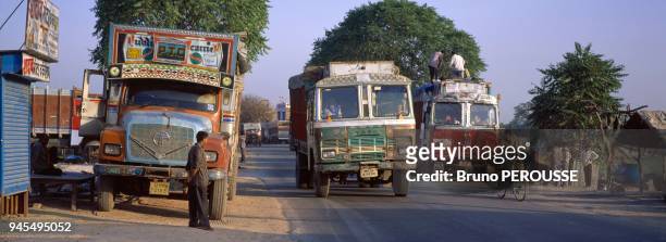Grand Trunk Road est le nom anglais de la grande route transcontinentale qui traverse l'Inde d'Est en Ouest. Elle relie Amritsar au Penjab ?...