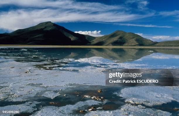 M?tres d'altitude, le "Salar de Uyuni" est le plus grand d?sert de sel du monde. Au printemps, une fine ?paisseur d'eau de pluie recouvre le Salar et...