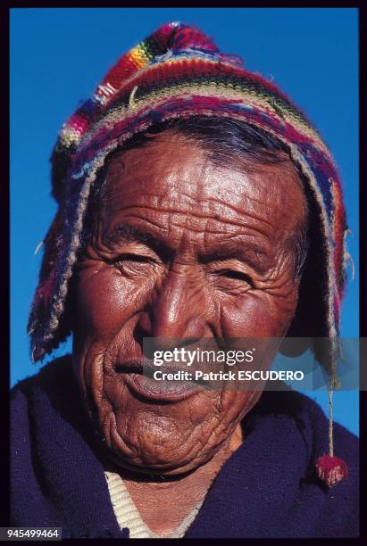 Le de Taquile sur le lac Titicaca est une enclave d'Indiens Quechua dans une zone de culture Aymara. Les Indiens Taquile portent un v?tement...