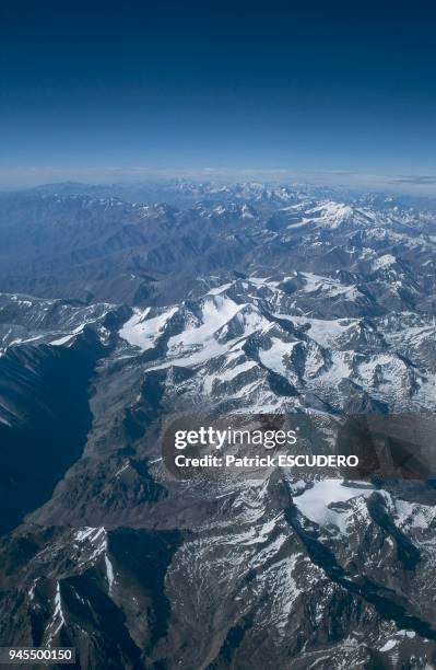 View of the Andes between Chile and Argentina. Vue de la Cordill?re des Andes entre le Chili et l'Argentine.
