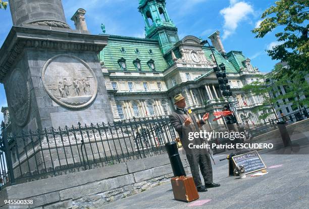 PERSONNAGE PLACE JACQUES CARTIER, HOTEL DE VILLE, MONTREAL, QUEBEC, CANADA.