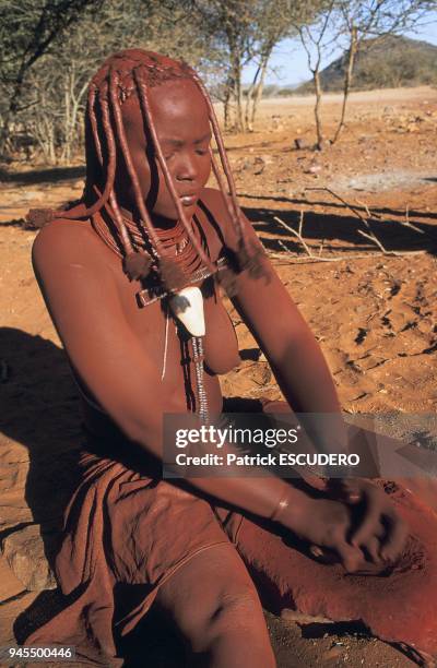 Les femmes himbas se rendent en groupe dans les quelques rares gisements d'ocre rouge, mati?re qui m?lang?e ? de la graisse de vache forme une pate...