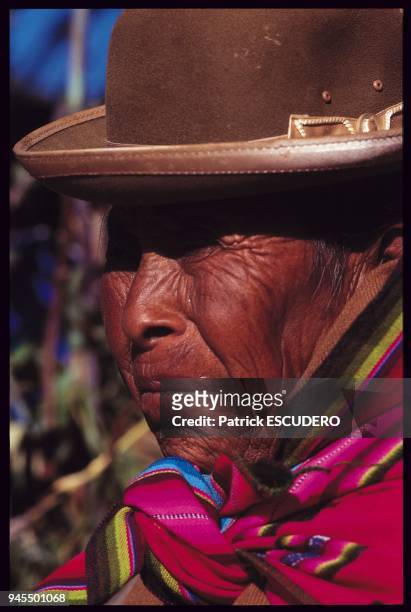 Les environs du lac Titicaca sont peupl?es d'Indiens Aymara. Ici, un portrait d'une femme ag?e portant le chapeau melon, intronis? et rendu...