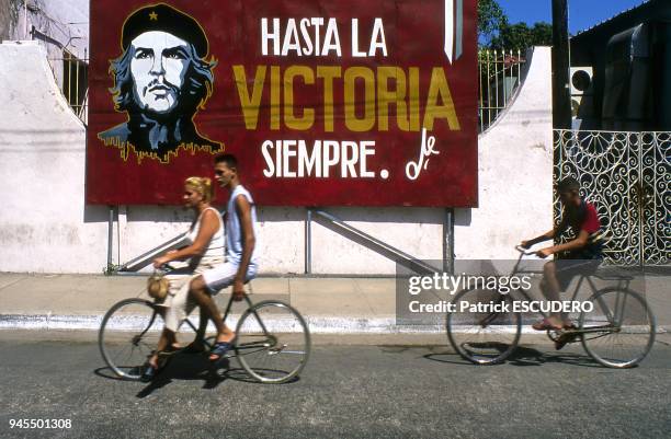 Flou de cycliste devant panneau de propagande r?volutionnaire ? l'image du Che Guevara ? cardenas.