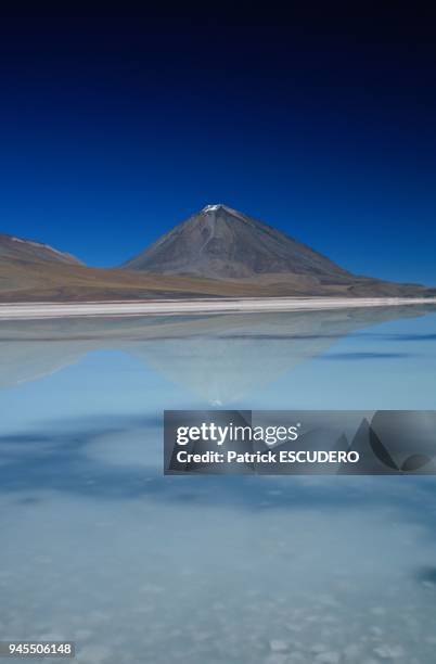 Dans le sud Lipez, r?gion volcanique du sud de la Bolivie, les lac de montagne changent de couleur en fonction de l'orientation du soleil et de la...