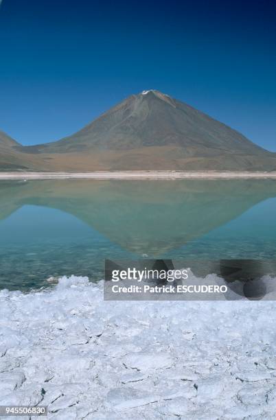 Dans le sud Lipez, r?gion volcanique du sud de la Bolivie, les lac de montagne changent de couleur en fonction de l'orientation du soleil et de la...
