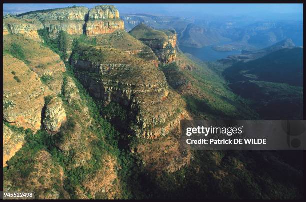 Livre "Ph?nom?nale Afrique du Sud" p.98 Les trois Rondavels. La r?serve de Blyde River Canyon occupe le coeur du petit Drakensberg. Livre...