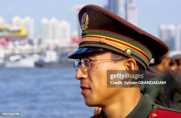 CHINA.SHANGHAI.PU DONG NEW TOWN ON RIVER HUANGPU EAST SIDE. MANY CHINESE AND FOREIGN TOURISTS VISIT THE SITE CHINE.SHANGHAI. VILLE NOUVELLE DE PU...