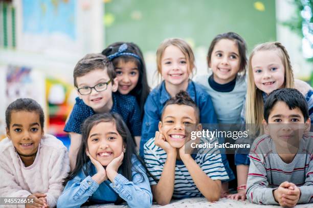 kids kul gruppfoto - klassfoto bildbanksfoton och bilder
