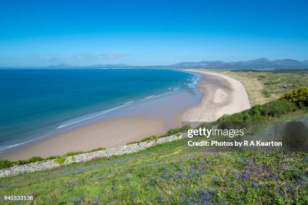 harlech beach on a sunny spring day, north wales, uk - parque nacional de snowdonia imagens e fotografias de stock