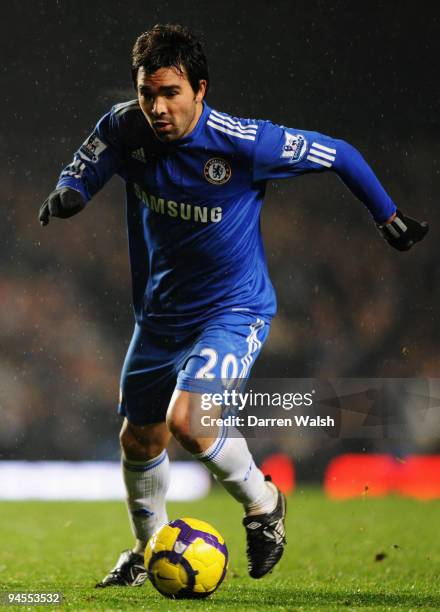 Deco of Chelsea runs with the ball during the Barclays Premier League match between Chelsea and Portsmouth at Stamford Bridge on December 16, 2009 in...