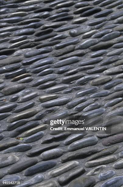 Pebblestone lane . D?tail d'une ruelle en galets.