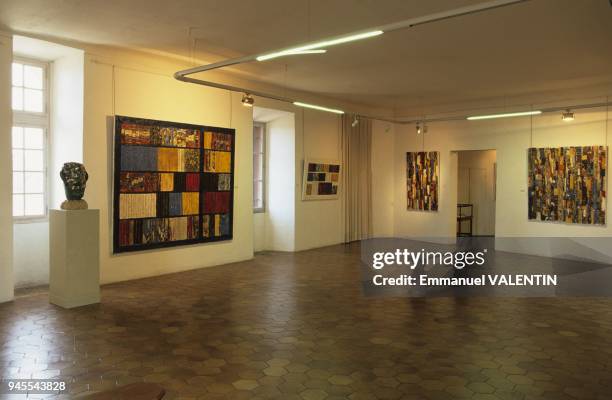 Grimaldi Museum, exhibition hall of the castle, Haut de Cagnes. Mus?e Grimaldi, salle d'exposition du ch?teau, Haut de Cagnes.