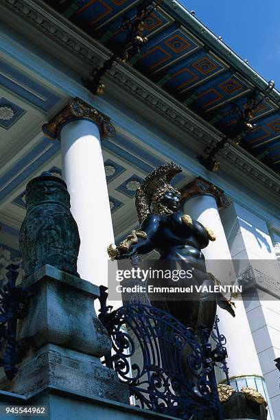 No originals . Queen Ester, naked, black and adorned with gold, greets visitors atop the double circomvoluted staircase. Pas d'originaux La reine...