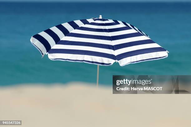 PARASOL SUR PLAGE DE SABLE BLANC.