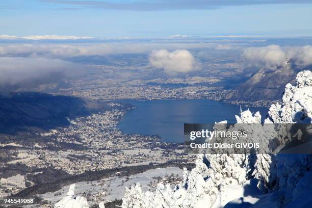 SOMMET DU ROC DES BAOEUFS APRES LA TEMPETE AVEC VUE SUR LE LAC D'ANNECY.