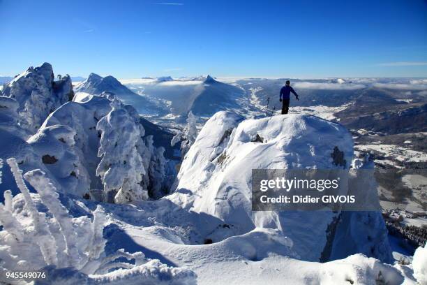 SKI DE RANDONNEE DANS LE MASSIF DES BAUGES APRES LA TEMPETE MONTEE AU ROC DES BOEUFS.