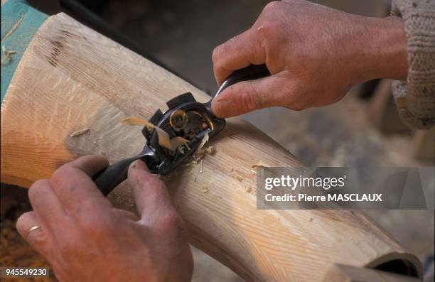 Thanks to hand planing, the wood is lead to an even thickness, which is constantly checked during the work by using a comparing tool. Avec le...