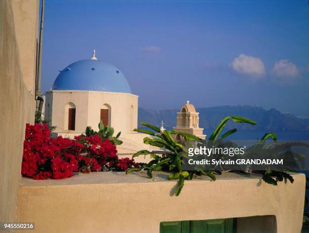 GREECE.CYCLADES.SANTORINI ISLAND.IA VILLAGE.ENTRANCE OF A PRIVATE HOUSE.DOME CHAPEL AT BACK GREECE.CYCLADES.SANTORINI ISLAND.IA VILLAGE.ENTRANCE OF A...