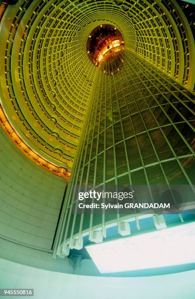 CHINA.SHANGHAI.PU DONG NEW TOWN ON RIVER HUANGPU EAST SIDE. THE JIN MAO TOWER (420M THIRD WORLD BUILDING HEIGTH ACCOMODATING OFFICES AND THE HYATT...