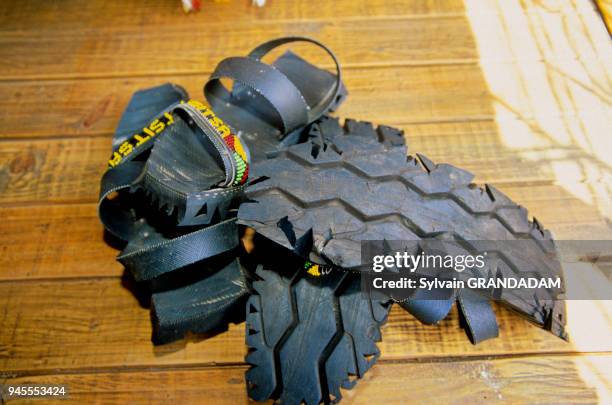 KENYA.NAIROBI. THE AFRICAN HERITAG.MASAI SHOES CARVED IN OLD TYRES KENYA.NAIROBI.LA GALERIE D'ART AFRICAIN AFRICAN HERITAGE. ART AFRICAIN. CHAUSSURES...