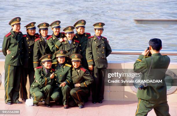 CHINA.SHANGHAI.PU DONG NEW TOWN ON RIVER HUANGPU EAST SIDE. MANY CHINESE AND FOREIGN TOURISTS VISIT THE SITE CHINE.SHANGHAI. VILLE NOUVELLE DE PU...