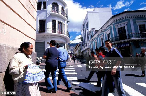 ECUADOR. CITY OF QUITO . THE OLD TOWN . LOTTERY TICKET SELLER AT A CROSSROADS VIEILLE VILLE.