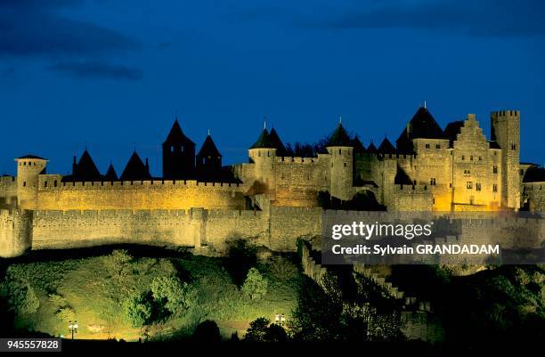 Carcassonne est la plus grande forteresse d'Europe avec 3 km de remparts, deux enceintes et 52 tours. En 1997, la ville a ?t? class?e par l'UNESCO...