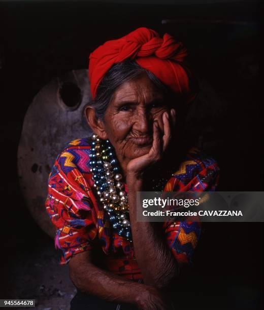 Manuela Cumes du village de Santa Catarina Palopo. Le costume traditionnel des indiennes mayas du Guatemala est constitu? d'un huipil, d'une jupe,...