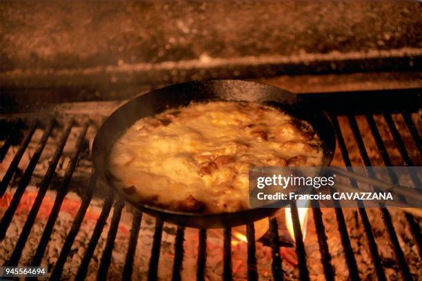 Plat ? base de pommes de terre, de lardons, de reblochon et d'oignons.