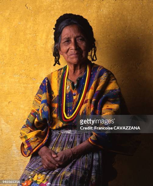Juana Chavez Denij du village de Sacatepequez. Le costume traditionnel des indiennes mayas du Guatemala est constitu? d'un huipil, d'une jupe, d'une...