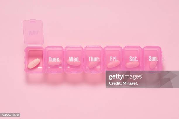 pink weekly pill box - week one stockfoto's en -beelden