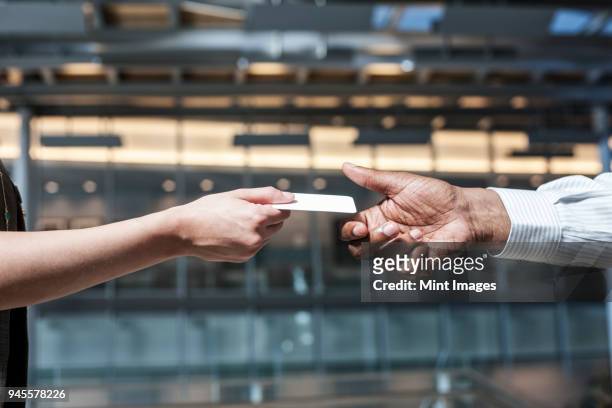 closeup of hands and a credit card transaction taking place. - build presents the cast of liar stockfoto's en -beelden