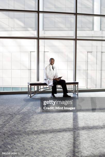 black man doctor in lab coat with stethoscope. - 50 sombras fotografías e imágenes de stock