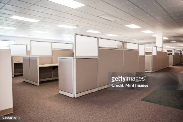 new cubicle spaces in office interior. - cubicle photos et images de collection