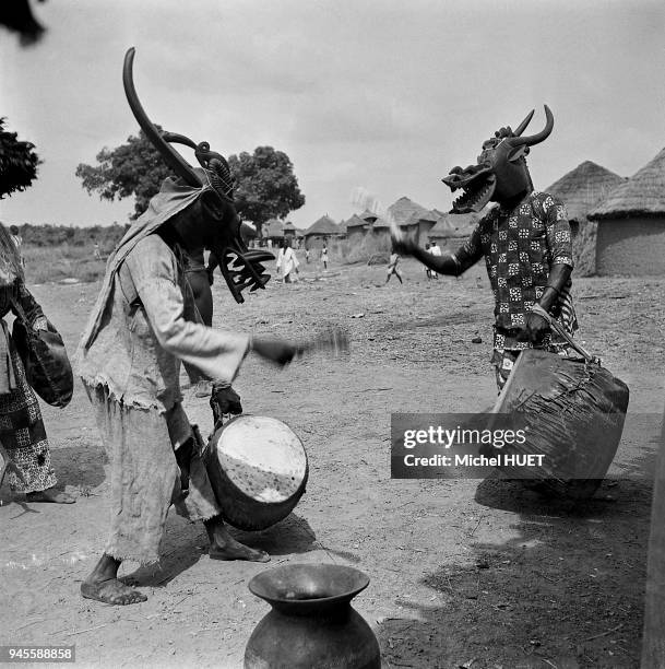 Sortie des masques Ponyugo au cours d'un rite fun?raire s?noufo ? Tiongofolokaha pr?s de Sin?matiali en C?te d'Ivoire vers 1950-1953. Sortie des...