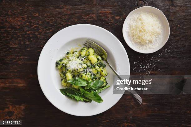 ñoquis con espinacas y parmesano - parmesano fotografías e imágenes de stock