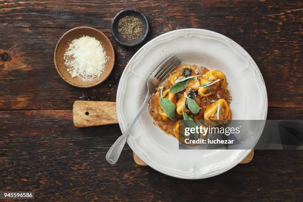 tortelloni mit fleisch, salbei und demi-glace sauce - ravioli stock-fotos und bilder