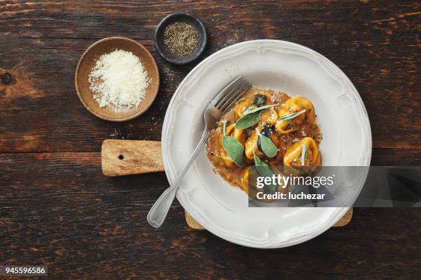 tortelloni med kött, salvia och demi-glace sås - tortellini bildbanksfoton och bilder